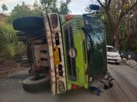 Truk Bermuatan Semen Terguling di Tanjakan Tulamben Truk