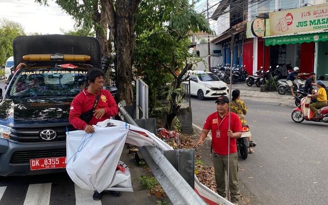 Tertibkan Alat Peraga Promosi