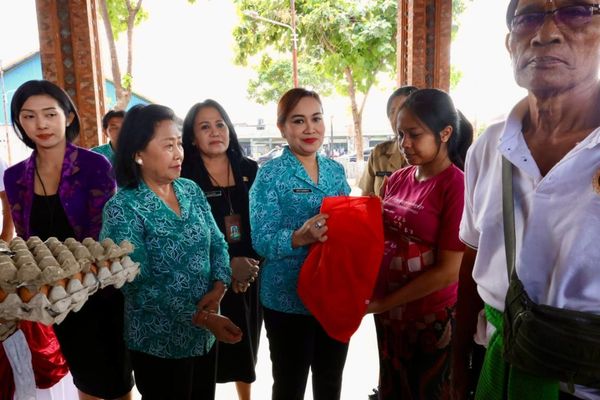 Menyapa dan Berbagi PMT