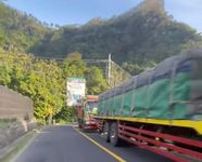 Jalan Sempit dan Banyak Tikungan, Jalur Karangasem Padat Merayap Dilalui Kendaraan Besar Jalur Berina