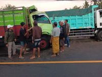 Tabrakan Beruntun di Lumajang Libatkan Tiga Kendaraan Tabrakan Beruntun