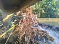 Wujud Kepedulian Lingkungan, Koramil 05-Kerambitan dan Masyarakat Gotong Royong Bersihkan Sungai Gotong Royong Bersihkan Sungai