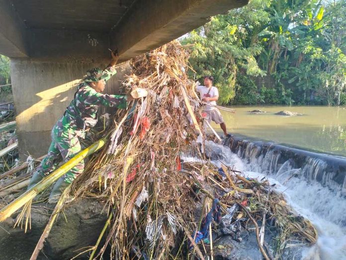 Gotong Royong Bersihkan Sungai