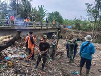 Sinergi TNI, BPBD, DLH, dan Warga Bersihkan Sungai Tersumbat di Perbatasan Kerambitan–Tista Sungai