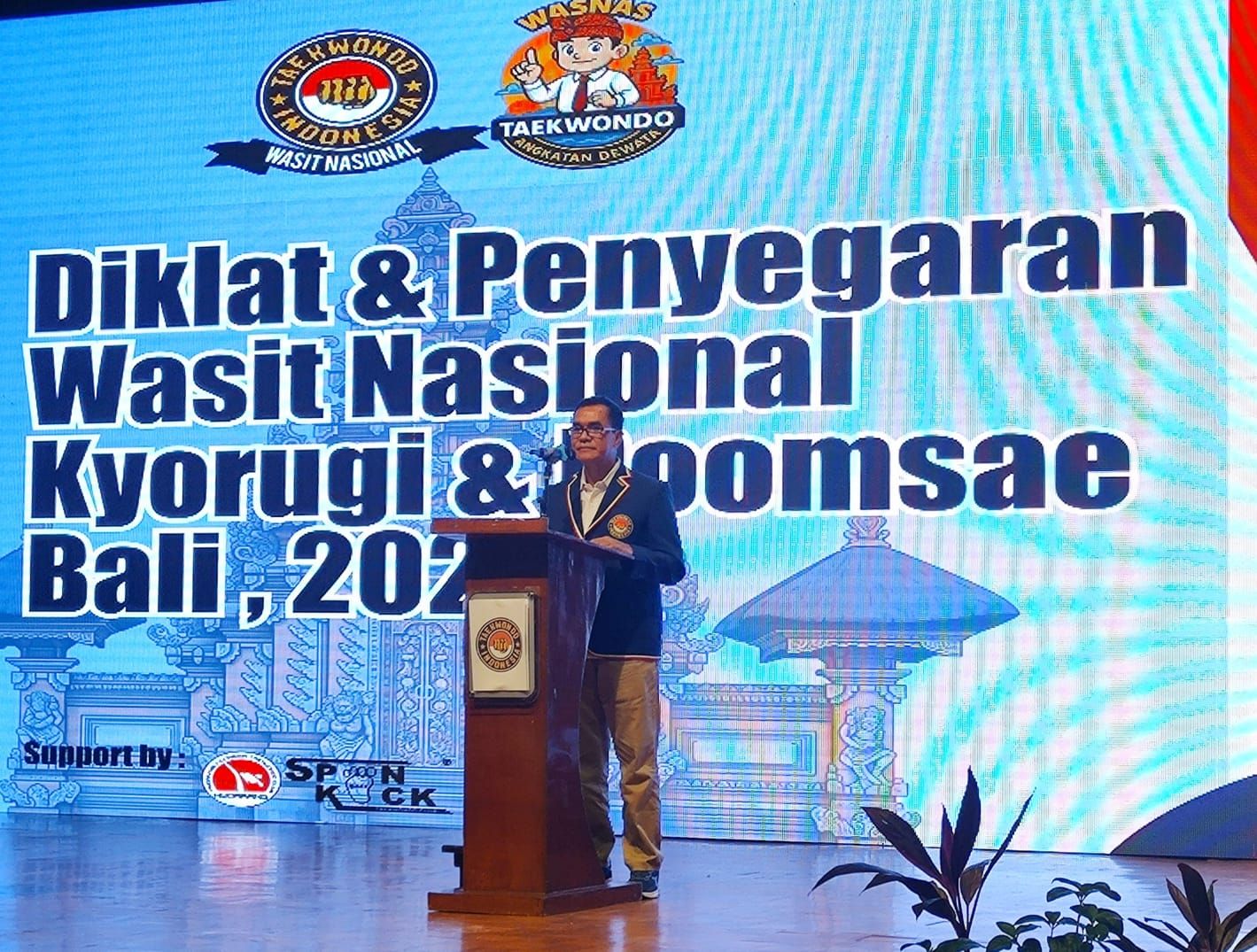 Kabid III PBTI, Master Rafael Jerosok saat memberikan sambutan pada pembukaan Pendidikan dan Pelatihan (Diklat) VIII serta Penyegaran VII Wasit Nasional Taekwondo Indonesia tahun 2025