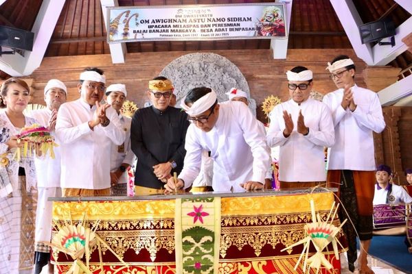 Resmikan Balai Banjar
