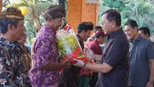 Bupati Sutjidra dan Wabup Supriatna Serahkan 47 Ton Bantuan Benih Padi dan Jagung Bantuan Benih Padi dan Jagung