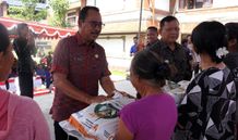 Bupati Sutjidra Salurkan 799 Ton Lebih Bantuan Beras Cadangan Pangan Pemerintah Bantuan Beras