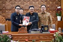Rapat Paripurna Ke-21 Masa Persidangan II DPRD Kota Denpasar, Wawali Arya Wibawa Sampaikan Ranperda Perubahan Atas Peraturan Pajak Daerah dan Retribusi Daerah Rapat Paripurna Ke-21