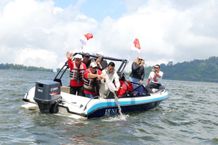 Jaga Kelestarian Ekosistem, Bupati Sanjaya Tebar Benih Ikan Nila di Ulun Danu Beratan Danu