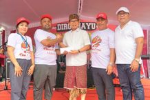 Bupati Wayan Adi Arnawa Hadiri Jalan Sehat Bersama 1.000 Ibu PKK Jalan Sehat Bersama