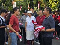 Pemkab Buleleng Bagikan 1.000 Bendera Merah Putih, Kobarkan Semangat Nasionalisme Jelang HUT ke-80 RI Merah Putih