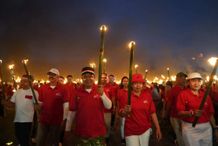 Pawai Obor HUT ke-80 RI di Bangli, Sedana Arta Kobarkan Semangat dengan Puisi Perjuangan Obor