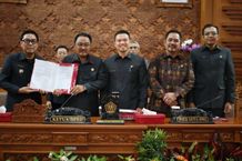 Seluruh Fraksi DPRD Kota Denpasar Setujui Penetapan 4 Ranperda Menjadi Perda Ranperda
