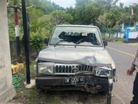Ngantuk Saat Nyetir, Pengemudi Kijang Seruduk Motor Parkir di Karangasem Tabrakan Kijang