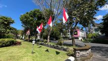 Sambut 17 Agustus, PLN Ajak Warga Bali Rayakan Kemerdekaan dengan Aman dan Jauh dari Bahaya Listrik pasang bendera