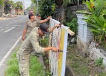 Wujudkan Kota Bersih dan Nyaman, Satpol PP Denpasar Tertibkan Atribut di Fasilitas Umum Satpol PP Denpasar