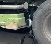 Remaja 15 Tahun Salah Injak Pedal, Truk Tabrak Dua Pemotor di Simpang Tiga Selat Karangasem Truk