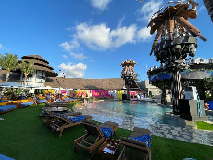 Atlas Bikini Club hadir sebagai destinasi baru di Bali yang memadukan gaya hidup sehat dan hiburan malam, menawarkan pengalaman unik dari yoga pagi hingga pesta bikini malam hari.
