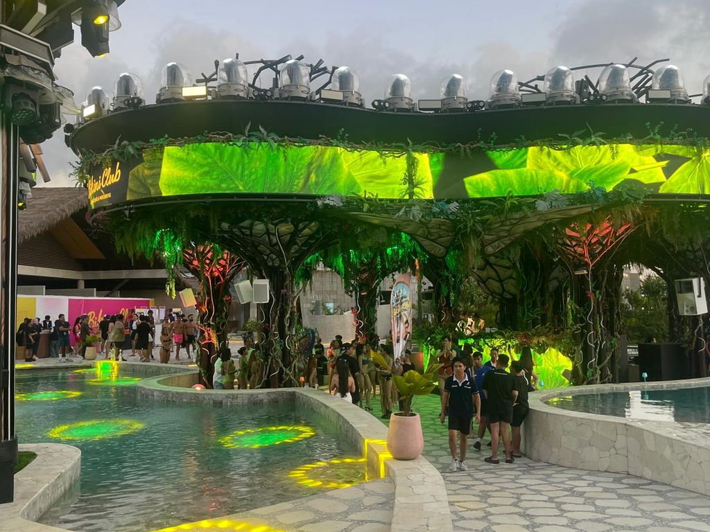 Atlas Bikini Club hadir sebagai destinasi baru di Bali yang memadukan gaya hidup sehat dan hiburan malam, menawarkan pengalaman unik dari yoga pagi hingga pesta bikini malam hari.