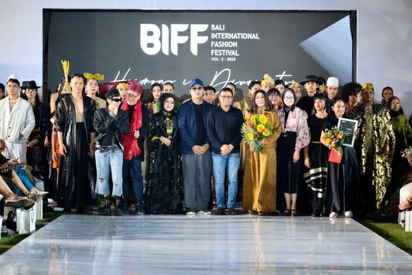 Bali International Fashion Festival (BIFF) Vol. 2 – 2025 digelar di Pullman Bali Legian Beach dengan tema “Harmony in Diversity”, menampilkan kolaborasi desainer lokal dan internasional.