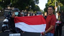 Sutjidra–Supriatna Meriahkan HUT RI dengan Bagikan Ribuan Bendera Merah Putih Bagikan Bendera Merah Putih