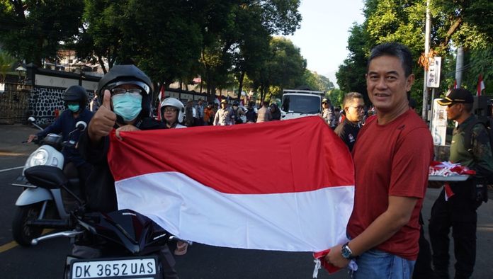 Bagikan Bendera Merah Putih