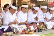 Wawali Arya Wibawa Ikuti Persembahyangan Tumpek Wayang di Pura Agung Jagatnatha Persembahyangan