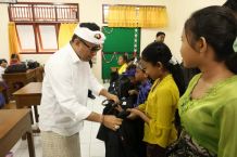 Pastikan Proses Belajar Berjalan Optimal, Wali Kota Jaya Negara Bagikan Paket Perlengkapan Sekolah Kepada Siswa Terdampak Banjir di SD 21 Dauh Puri paket bantuan perlengkapan sekolah