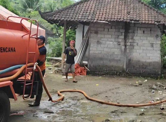 BPBD Karangasem Salurkan Air Bersih untuk Warga Tengading