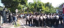 Kantor BPN Buleleng Dikepung Massa, Polisi Terjunkan Mobil Water Cannon Simulasi Sistem Pengamanan Kota (Sispamkota) yang dilangsungkan Polres Buleleng di depan kantor BPN Buleleng. Sumber Foto : Istimewa