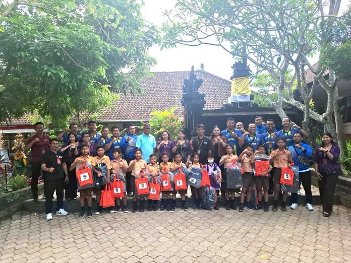 Dikpora FC Denpasar Salurkan Bantuan untuk Siswa Terdampak Banjir