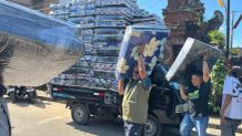 PLN Salurkan Bantuan untuk Korban Banjir di Bali, Wujud Respon Cepat Program PLN Peduli Tim Respon Cepat (TRC) PT PLN (Persero) UID Bali menurunkan kasur kebutuhan warga terdampak banjir di pos pengungsian Banjar Gelogor Denpasar.