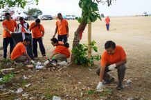 Dukung Lingkungan Berkelanjutan, PLN UP2D Bali Gelar Aksi Bersih Pantai Mertasari Bersih Pantai