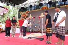 Ayu Kristi Arya Wibawa Buka Festival Anak Desa Dangin Puri Kangin, Berikan Ruang Bentuk Karakter Anak Buka