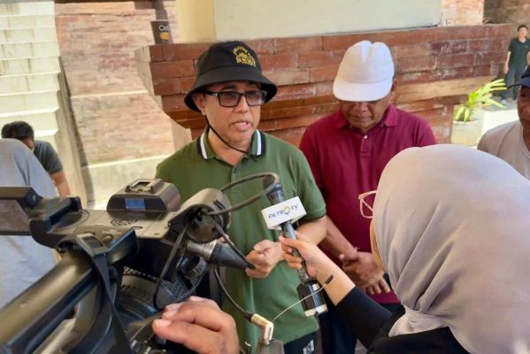 Wali Kota Denpasar, I Gusti Ngurah Jaya Negara saat diwawancarai usai menetapkan penurunan status di di Posko Induk Penanganan Bencana, Kantor Wali Kota Denpasar pada Selasa (16/9/2025) sore.