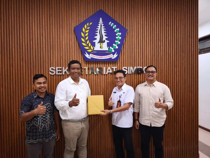 Manajer PLN UP3 Bali Selatan, I Putu Kariana (kedua dari kiri) bersama Kepala Bidang Bina Marga Dinas PUPR Kabupaten Badung, I Gusti Ngurah Made Suardika (kedua dari kanan), memperkuat sinergi melalui audiensi untuk mendukung pembangunan infrastruktur dan pelayanan listrik yang andal di Kabupaten Badung