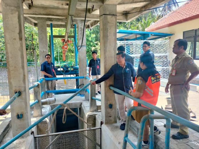BaliPortalNews_ Petanu Direktur Utama Perumda Air Minum Tirta Sewakadarma Kota Denpasar, I Putu Yasa saat turun langsung memastikan proses pengerjaan Kisdam di SPAM Petanu terus dikebut pada Senin (29/9/2025). Sumber Foto : Istimewa