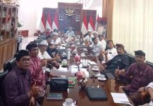 Siapapun Bekingnya Akan Ditindak Tegas, Gubernur Koster Dukung Pansus TRAP Tegakkan Aturan Rapat Pansus
