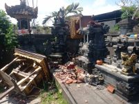 Truk Sangkut Kabel Provider, Tiga Palinggih di Pura Dadia Roboh Roboh