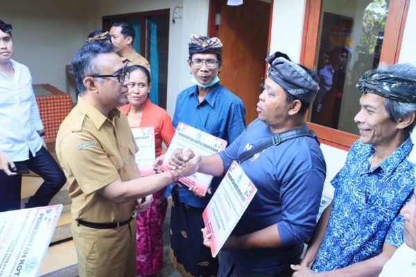 Wali Kota Denpasar, I Gusti Ngurah Jaya Negara dalam kesempatan menyerahkan secara simbolis bantuan 17 unit RLH bagi masyarakat kurang mampu pada Senin (1/9/2025), di tiga lokasi berbeda