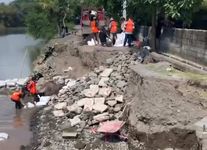 Tangani Senderan Jebol Pascabanjir, PUPR Denpasar Gerak Cepat Pasang Kisdam Sungai