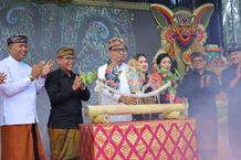 Wawali Arya Wibawa Buka Dangri Kangin Festival ke-8 Wawali Arya Wibawa Buka Dangri Kangin Festival ke-8