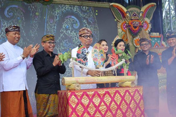 Wawali Arya Wibawa Buka Dangri Kangin Festival ke-8