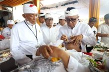Wali Kota Jaya Negara Nyangging Peserta Metatah Massal di Desa Pemecutan Kelod Metatah Massal