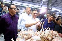 Wali Kota Jaya Negara Dampingi Kunjungan Mendag Budi Santoso Tinjau Harga Kebutuhan Pokok di Pasar Nyanggelan Denpasar Kunjungan Mendag Budi Santoso