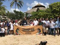 Sambut Nusa Dua Festival 2025, ITDC dan Tenant Kawasan Lepas 100 Tukik di Pantai Nusa Dua Pelepasan Tukik