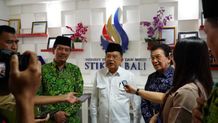 Jusuf Kalla Ingatkan Mahasiswa Jangan Hanya Berorientasi Jadi PNS JK ke STIKOM Bali