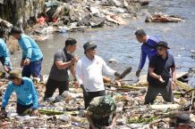Wali Kota Jaya Negara Turun Langsung Pimpin Pembersihan Sungai di Desa Tegal Kertha Wali Kota Jaya Negara Turun Langsung Pimpin Pembersihan Sungai di Desa Tegal Kertha