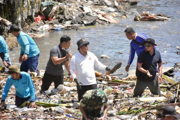 Wali Kota Jaya Negara Turun Langsung Pimpin Pembersihan Sungai di Desa Tegal Kertha
